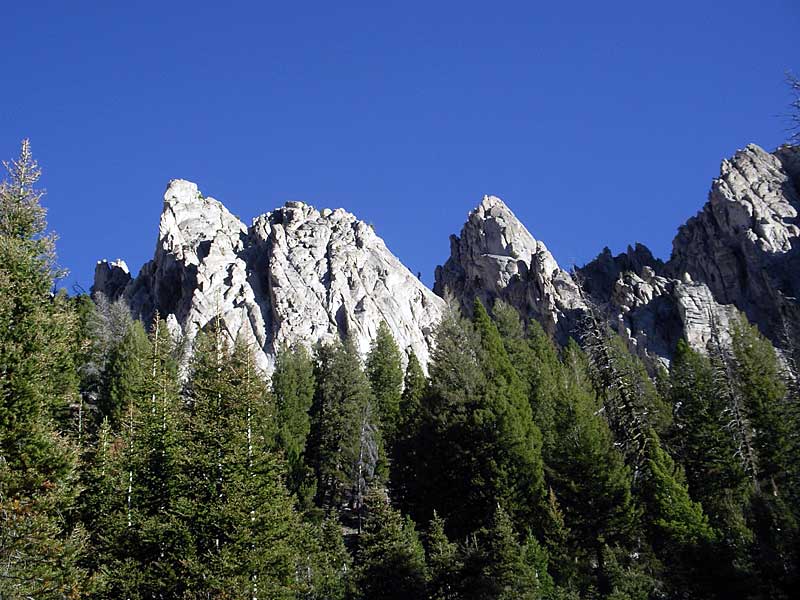 Peaks above trail to Sawtooth Lake