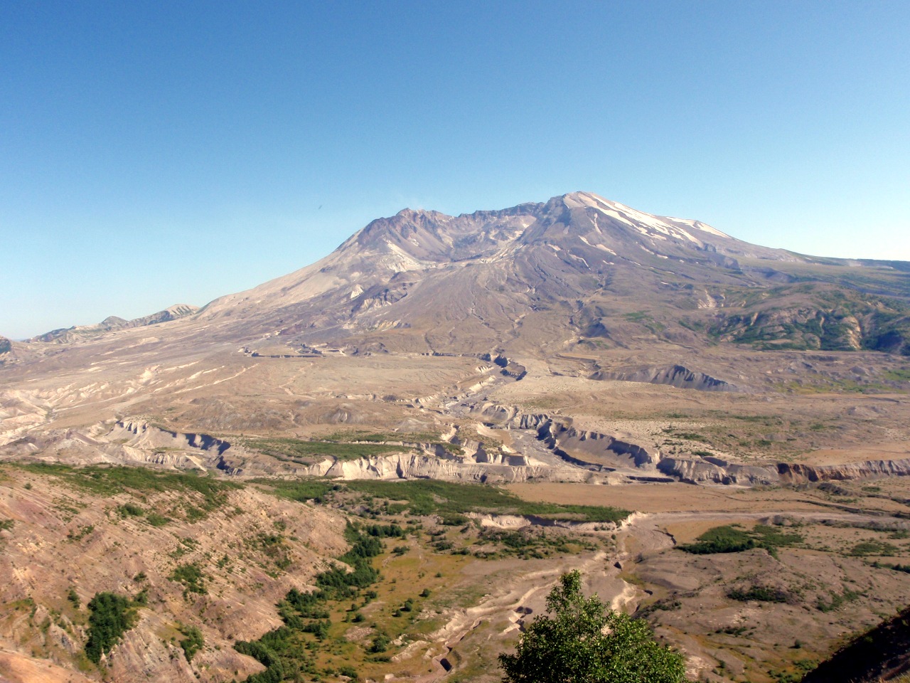 Wednesday: drive to Bellevue, WA. Mt. St. Helens, from the Johnston Observatory